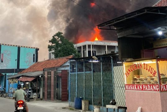 Asap Tebal Membumbung, Gudang Barang Bekas di Cikarang Barat Dilalap Si Jago Merah
