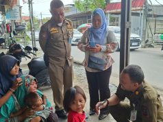 Satpol PP Sisir Pengemis Bawa Anak di Perlintasan Kereta Setiamekar Tambun