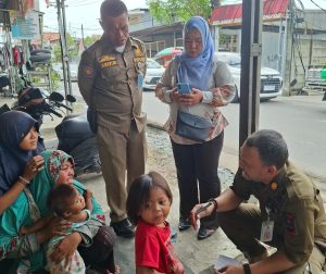 Satpol PP Sisir Pengemis Bawa Anak di Perlintasan Kereta Setiamekar Tambun