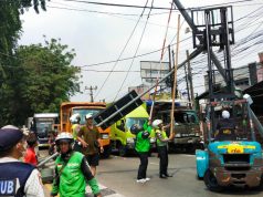 Ini Penyebab Truk Hantam Tiang Lampu Lalu Lintas Jalan Jenderal Sudirman Kranji