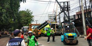 Ini Penyebab Truk Hantam Tiang Lampu Lalu Lintas Jalan Jenderal Sudirman Kranji