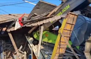 Kehilangan Kendali, Truk Tronton Hantam Warung dan Motor di Jalan Raya Marunda