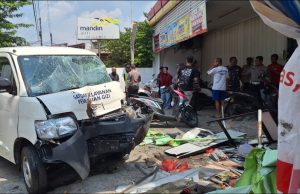 Mobil MBG Tabrak Lapak Pedagang, Empat Orang Luka-luka