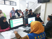 Antrean Mengular di Kantor Kecamatan, Warga Berebut Buat IKD Demi Anak Sekolah