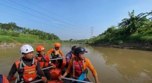 Diduga Kelelahan Menyeberang, Ihsan Hanyut di Kali Bekasi