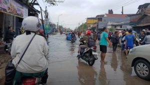 Banjir Rendam Jalan Pantura Warbong Cibitung Akibat Hujan Deras dan Drainase Buruk
