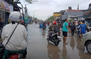 Banjir Rendam Jalan Pantura Warbong Cibitung Akibat Hujan Deras dan Drainase Buruk