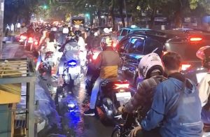 Dari Lampu Merah Proyek Sampai Gacoan, Jalan Ir H. Juanda Terjebak Kemacetan