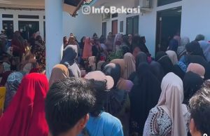 Warga Desa Kedung Pengawas Antre Berjam-jam demi Bantuan Pangan Gratis