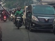 Kabel “Ngampleh” Hambat Jalan Raya Hankam, Pengendara Harus Ekstra Hati‑Hati