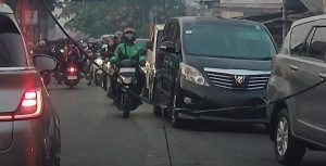 Kabel “Ngampleh” Hambat Jalan Raya Hankam, Pengendara Harus Ekstra Hati‑Hati