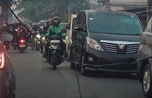 Kabel “Ngampleh” Hambat Jalan Raya Hankam, Pengendara Harus Ekstra Hati‑Hati