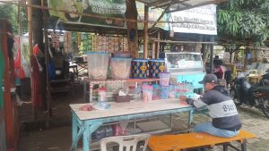 Di Dekat Kuburan Cina Babelan, Newiyah Jual Berbagai Masakan Rumahan