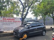 Jalan Tangkuban Perahu Bekasi Dibersihkan dari Parkir Liar, Kendaraan Pelanggar Digembok