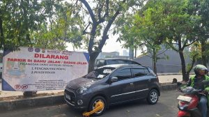 Jalan Tangkuban Perahu Bekasi Dibersihkan dari Parkir Liar, Kendaraan Pelanggar Digembok