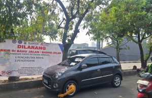 Jalan Tangkuban Perahu Bekasi Dibersihkan dari Parkir Liar, Kendaraan Pelanggar Digembok
