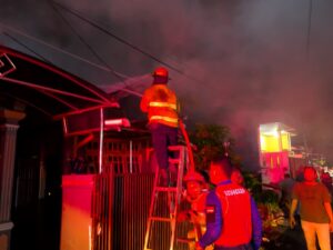 Diduga Arus Pendek Listrik, Sebagian Rumah di Aren Jaya Ludes Terbakar