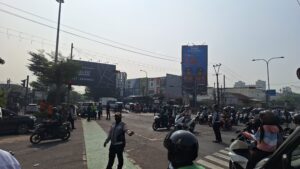 Perempatan UNISMA Macet Akibat Tabrakan Mobil Boks dan Sepeda Motor