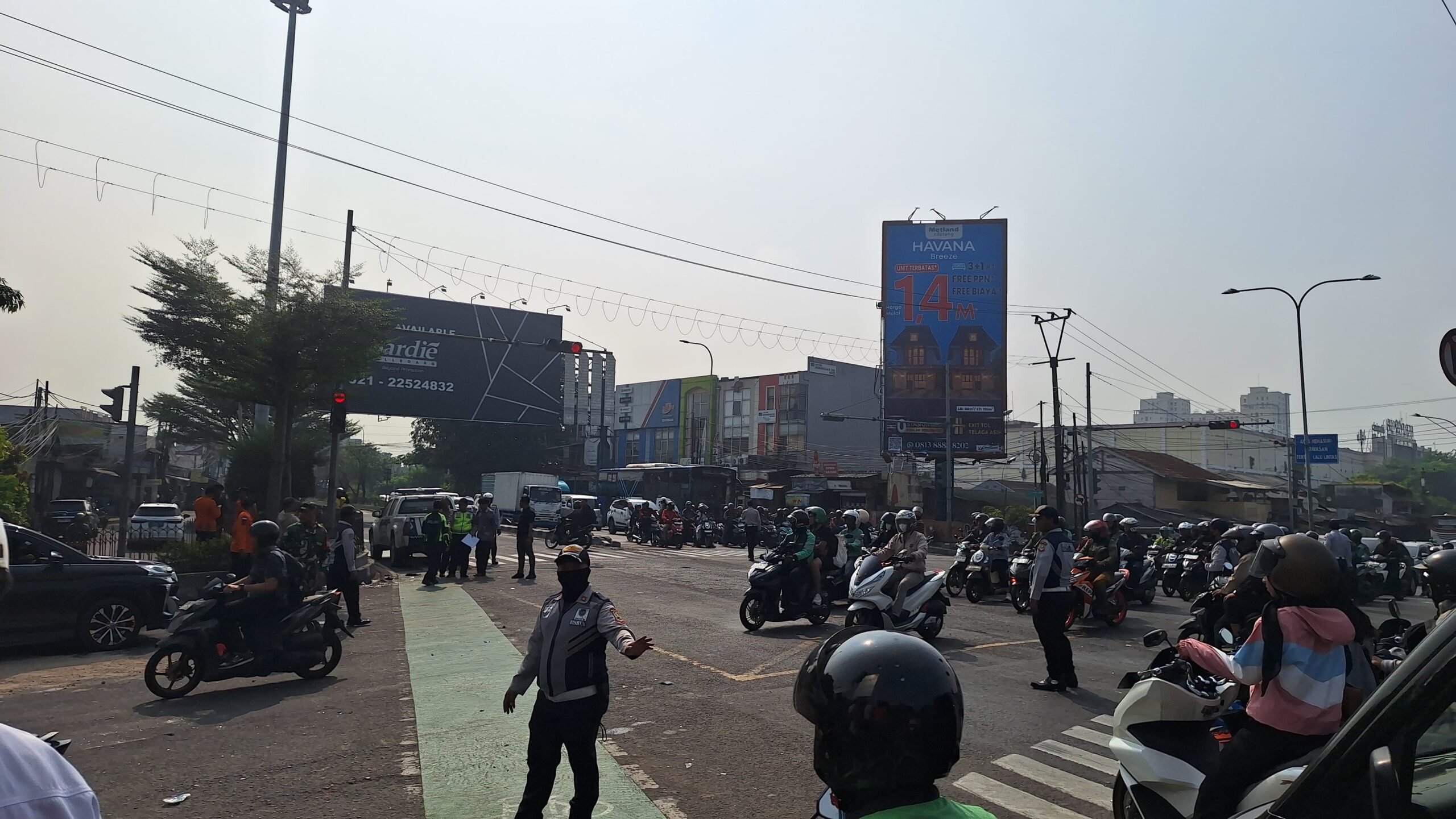 Kecelakaan Lalu Lintas di Perempatan UNISMA: Tabrakan Mobil Boks dan Sepeda Motor