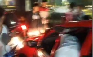 Diduga Berbuat Mesum di Parkiran, Mobil Honda Brio Tabrak Lari Diamuk Massa