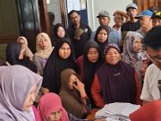Ibu-Ibu di DesaTridayasakti “Serbu” Kantor Desa Ambil Bantuan Pangan Bulog