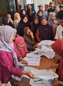 Ibu-Ibu di DesaTridayasakti “Serbu” Kantor Desa Ambil Bantuan Pangan Bulog