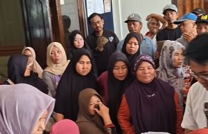 Ibu-Ibu di DesaTridayasakti “Serbu” Kantor Desa Ambil Bantuan Pangan Bulog