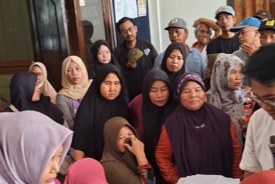 Ibu-Ibu di DesaTridayasakti “Serbu” Kantor Desa Ambil Bantuan Pangan Bulog