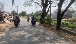 Gang Bahagia Pinggir Kali Irigasi Akses ke PUP Sepanjang Jalan Retak Mirip Peta