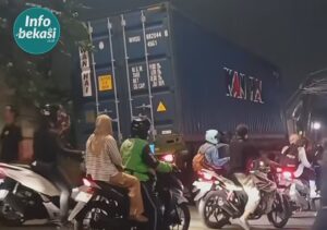 Truk Kontainer Terperosok di Saluran Air Jalan Raya Mustikasari