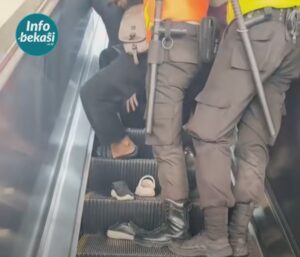 Eskalator Stasiun Bekasi Bergerak Mundur, Penumpang Terjatuh dan Barang Berceceran