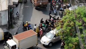 Imbas Kecelakaan Truk di BKT, Kemacetan Mengular hingga Logos dan HI
