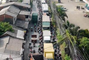 Imbas Truk Terguling di BKT, Para Pekerja Telat Masuk Kantor