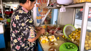 Di Kayuringin, Rujak Babe Punya Kelezatan Bumbu Ulek Dadakan