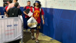Viral, Momen Cucurella Bawa Trofi Lego Piala Dunia di Dalam Kantong Kresek