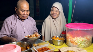 Tekad Kuat Sepasang Lansia, Jualan Nasi Uduk Tiap Malam Demi Hidupi Para Cucu
