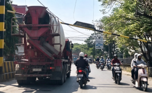 Truk Molen Nyangkut, Nekat Terobos Palang Pembatas Jalan Alinda Rusak “Ngondoy”