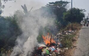 Tumpukan Sampah Dibakar di Pinggir Kali Busa Satriajaya, Ganggu Pengguna Jalan