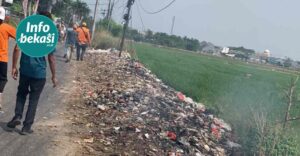 Sekitar 10 Ton Sampah di Jalan Raya Pulo Timaha Babelan Diangkut DLH