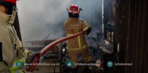 Korsleting Listrik Penyebab Bakso Malang, Bengkel dan Konter HP di Kaliabang Terbakar