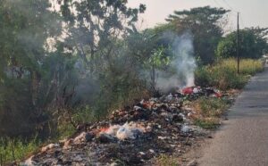 Tumpukan Sampah di Kali Busa Tambun Utara Jadi Sumber Bau dan Asap