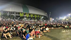 Antusias Warga Bekasi Nobar Piala Dunia di Plaza Stadion Patriot