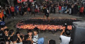 Tradisi Tahwee di Cibarusah, Ritual Berjalan di Atas Bara Api Penyucian Diri