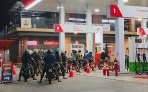 Antrean Mengular Motor di SPBU Jatimakmur Saat Malam Hari Jadi Perhatian Warga