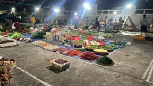 Suasana Aktivitas Pedagang Sayur Mayur Berjualan di Atap Pasar Baru Bekasi