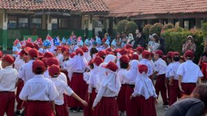 Hari Pertama Masuk Sekolah, Para Ibu Siaga Sejak Pagi Demi Sang Anak