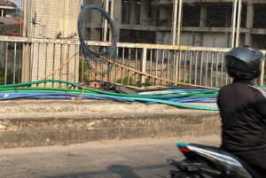 Kabel Semerawut Mengular di Tepi Jalan FO Jalan Caman Jatibening