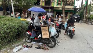 Dari Karawang ke Bekasi: Perjuangan Tukang Permak Mengais Rezeki di Taman Duta Harapan