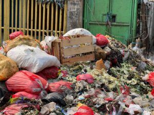 Sampah Menggunung di Depan Terminal Induk Bekasi, Warga Keluhkan Bau Tak Sedap