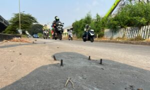 Baut Menancap di Aspal Kalimalang, Pengendara Harus Ekstra Waspada